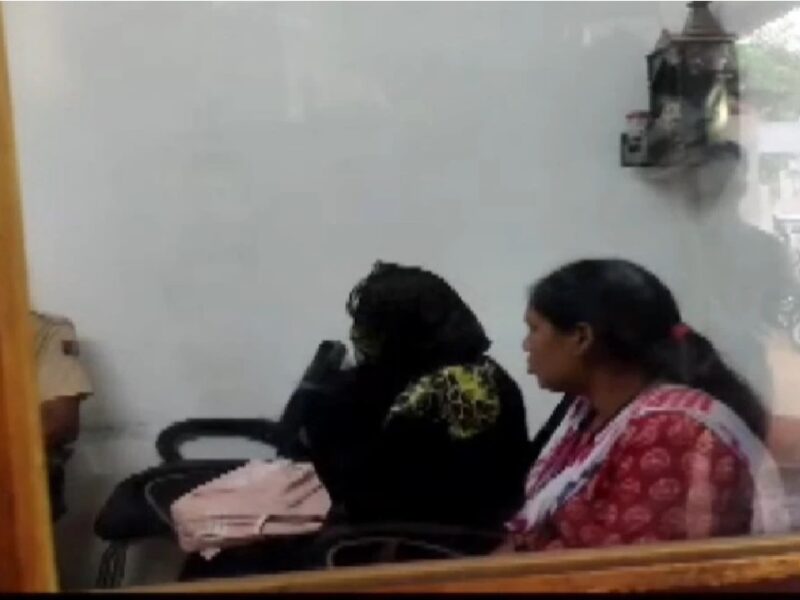 Police Caught Minor Girl who Is Going Pak
