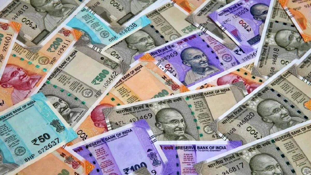 Bank is giving a pile of fresh notes to blow up