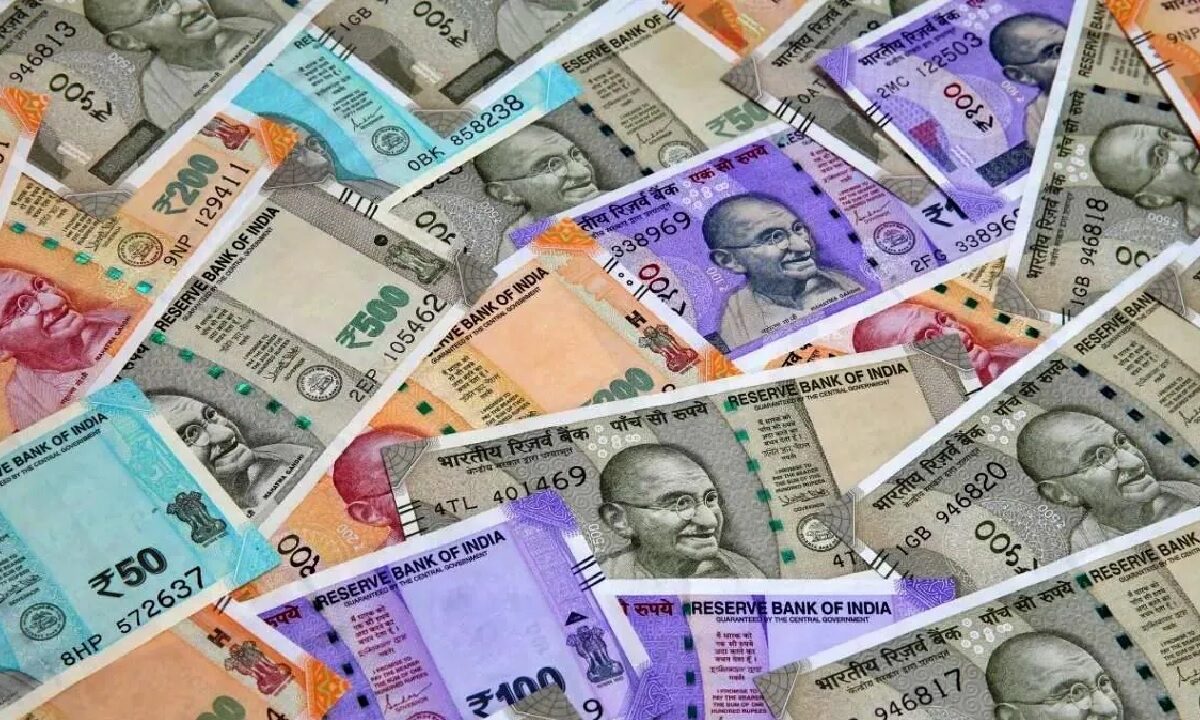 Bank is giving a pile of fresh notes to blow up