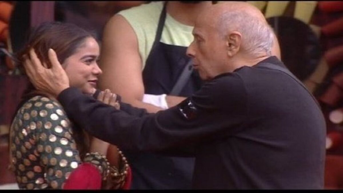 Mahesh Bhatt touched Manisha Rani's face