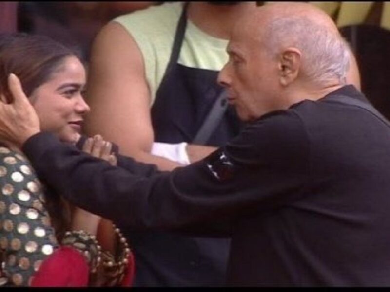 Mahesh Bhatt touched Manisha Rani's face