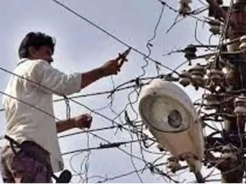 Lineman's challan issued, electricity of police station cut off, watch this video
