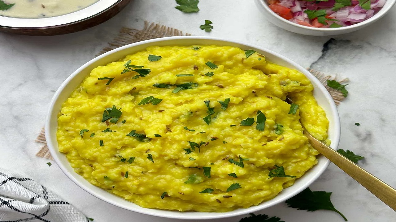 Khichdi Recipe: मूंग की दाल की स्वादिष्ट खिचड़ी खाकर ललचा जाएंगे आप, डिनर में बनाए ये रेसिपी