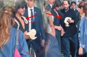 actor-shah-rukh-khan-play-with-snakes