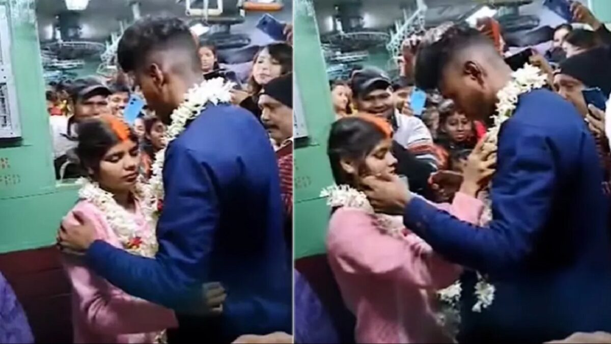 Couple got married in a moving train