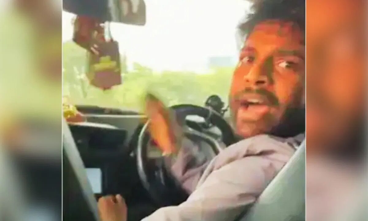argument between woman and cab driver