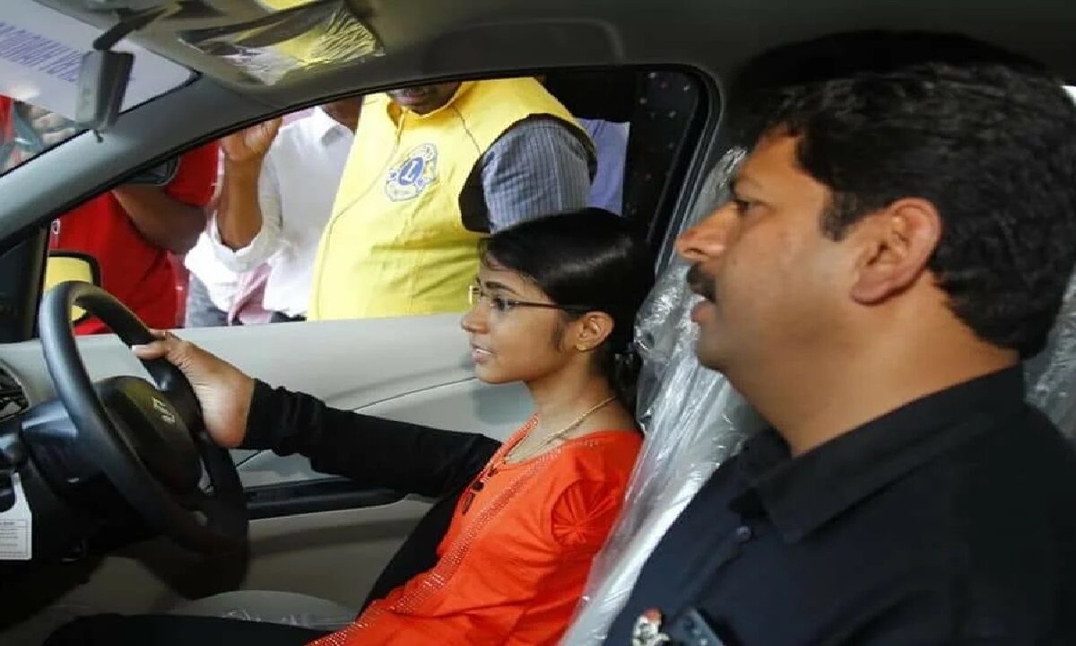 Women Without Hand Gets License