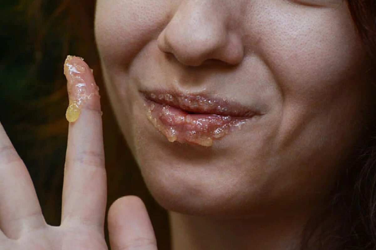 How to lighten dark lips