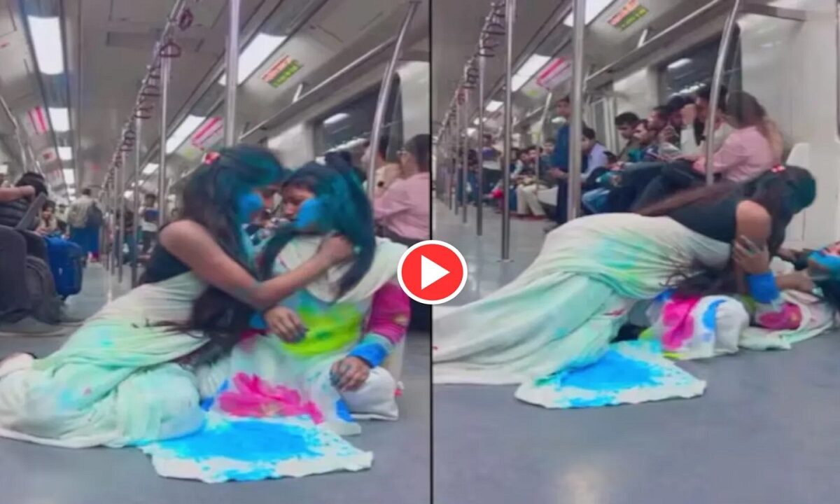 holi inside delhi metro