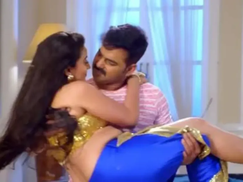 Akshara Singh and Pawan Singh Romance