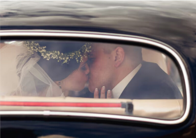 दूल्हे की टूटी सब्र, दुल्हन को Kiss करने का CCTV वीडियो टोल प्लाजा में कैद