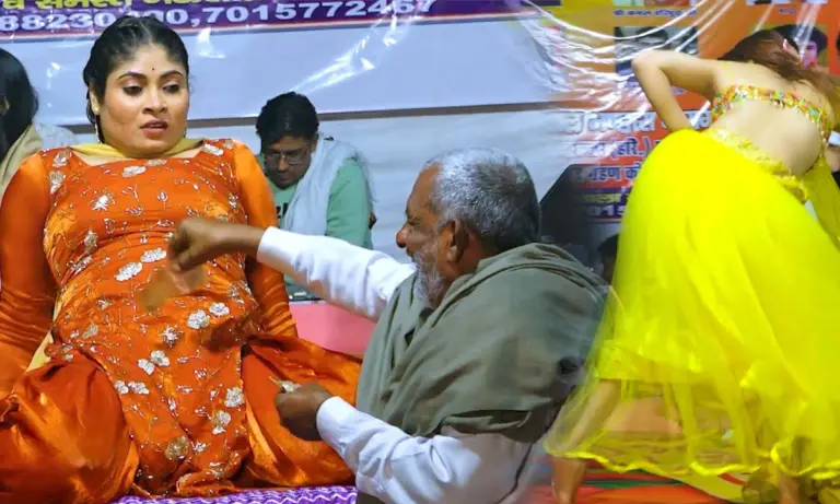 पल्लू निकाल स्टेज में RC उपाध्याय ने किया हॉट डांस, Video देख मचल जाएगा मन