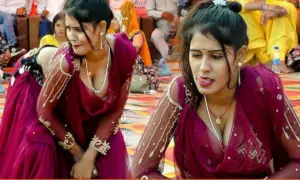 Haryanvi Dancer Sunita Baby Dance Video: सुनीता बेबी ने ब्लाउज उतार किया जबरा डांस, बेकाबू हुई भीड़