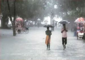 Today Weather: इन राज्यों में भारी बारिश की चेतावनी, अगले 48 घंटे होगी जमकर बारिश