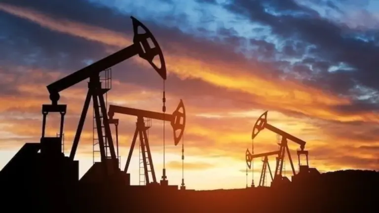 Crude Oil Prices सातवें आसमान से औंधे मुंह गिरी