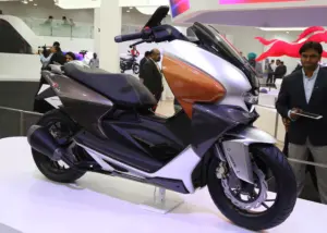 TVS का 160 सीसी का मैक्सी स्कूटर मचा रहा तहलका, जानें कीमत और फीचर्स